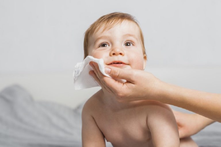 Cuida la higiene con toallitas húmedas e hisopos especiales para tu bebé