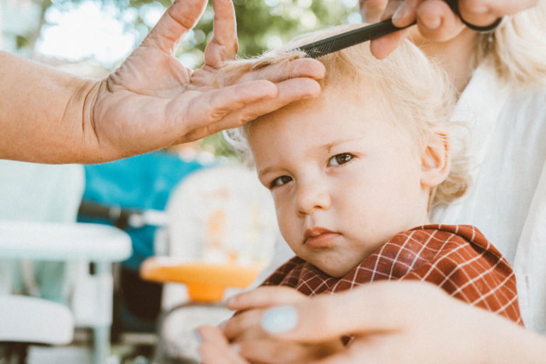 ¿Cuándo debo hacer el primer corte de cabello del bebé?