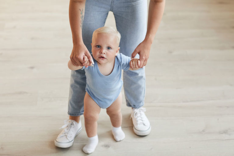 Primeros pasos de un bebé: Cómo enseñar a caminar a mi bebé