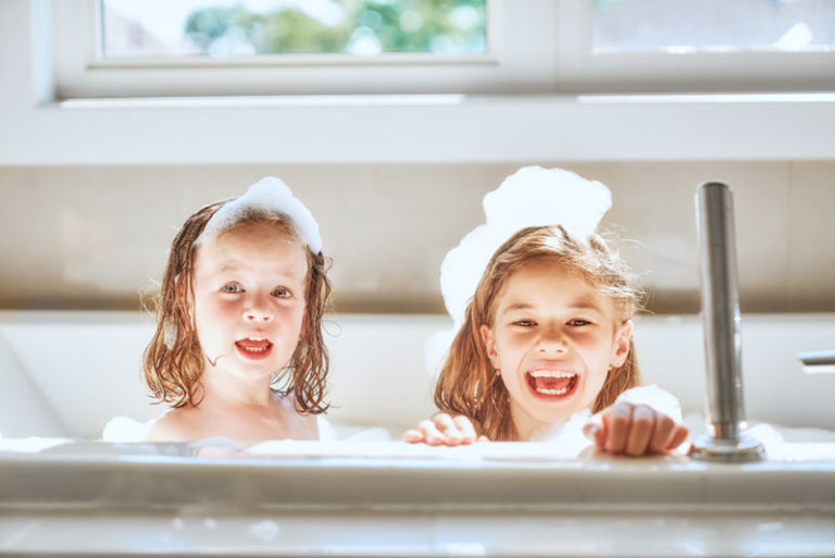 Entretenimiento y diversión a la hora del baño de tu bebé